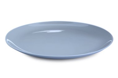 Temiz boş seramik tabak beyaz üzerine izole