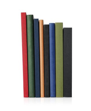 Beyaz arkaplan üzerine ciltli kitap yığını