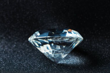 Parlak arka planda göz kamaştırıcı güzel bir elmas, yakın plan. Kıymetli değerli taş.