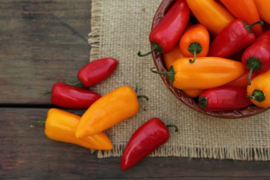 Olgun dolmalık biberler ahşap masada, düz yatıyordu.