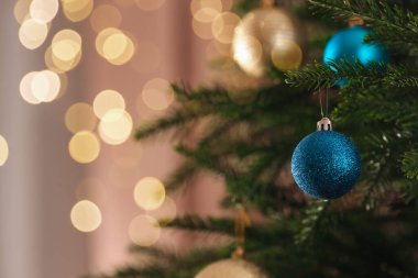 Bulanık arka planda güzel mücevherleri olan Noel ağacı, yakın plan. Metin için boşluk