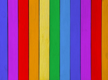 Arkaplan olarak gökkuşağı renklerinde ahşap tahtalar