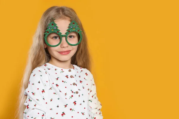 Menina Vestindo Óculos Decorativos Forma Árvores Natal Fundo Laranja Espaço — Fotografia de Stock
