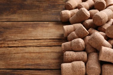 Ahşap masada köpüklü şarap şişesi mantarları. Metin için boşluk