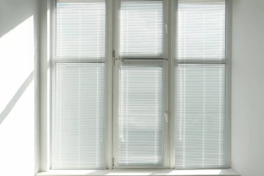 Odada yatay panjurları olan şık bir pencere