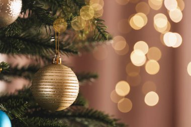 Bulanık arka planda güzel mücevherleri olan Noel ağacı, yakın plan. Metin için boşluk