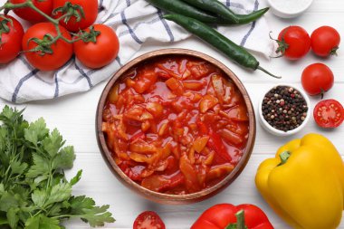 Lezzetli leço kasede ve taze malzemeler beyaz ahşap masada, düz yerde.