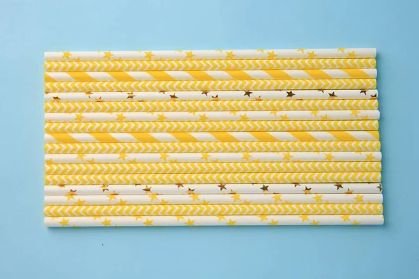 Many Paper Drinking Straws Light Blue Background Flat Lay — Stockfoto