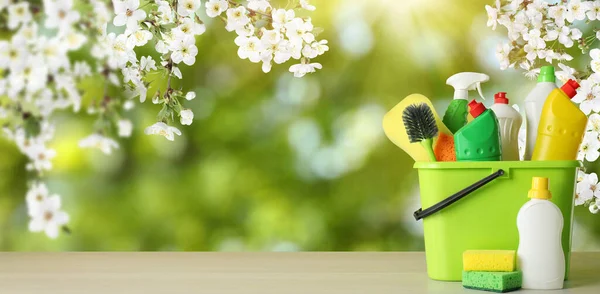 Frühjahrsputz Eimer Mit Reinigungsmitteln Und Werkzeug Auf Hölzerner Fläche Unter — Stockfoto