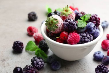 Gri masada farklı donmuş dutların karışımı, yakın plan. Metin için boşluk