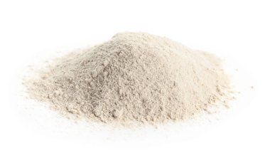 Beyaz üzerine izole edilmiş karabuğday unu yığını