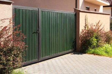 Açık havada evin yanındaki yeşil kapılar.