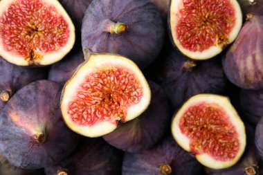 Arka plan olarak taze incir kesimi ve tüm olgun incir, üst görünüm