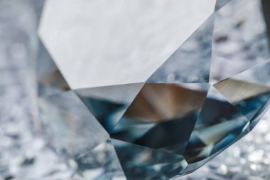 Parlak gümüş yüzeyde göz kamaştırıcı bir parlaklık, yakın plan.