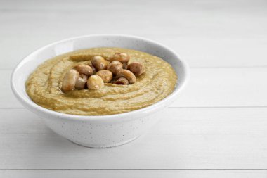 Beyaz ahşap masada lezzetli mantar kremalı çorba. Metin için boşluk