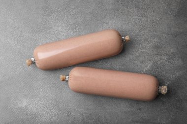 Gri masada nefis karaciğer sosisleri var.