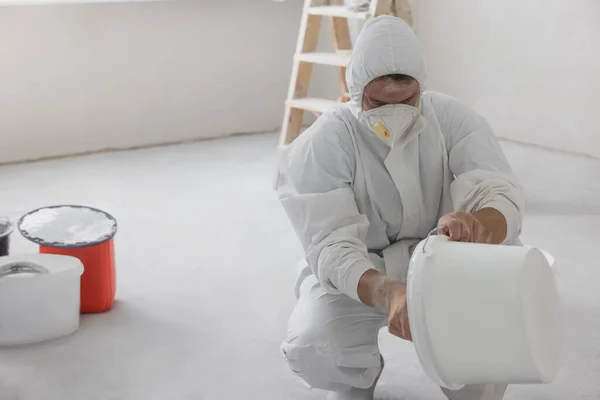 Decorator Holding Bucket Paint White Floor Room — Stockfoto