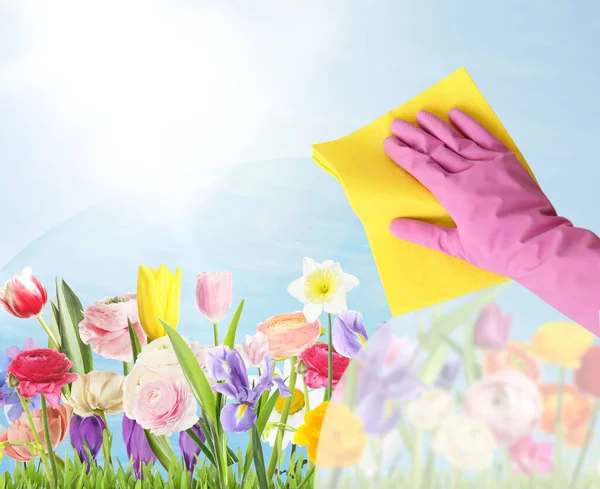 Wiosenne Porządki Kobieta Myjąca Okno Zbliżenie Widok Łąkę Pięknymi Kwiatami — Zdjęcie stockowe