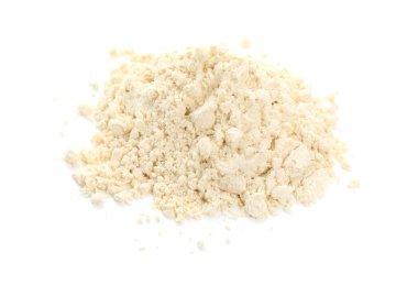 Beyaz üzerine izole edilmiş nohut unu yığını.