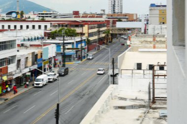 Güzel modern şehir caddesinin bulanık manzarası