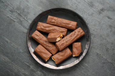 Siyah masanın üstünde nefis çikolatalı tabak, üst manzara.