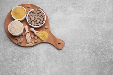 Gri masada farklı bira mayası türleri, üst manzara. Metin için boşluk