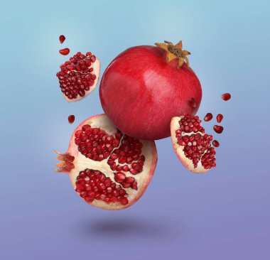 Renkli arka planda düşen lezzetli olgun nar meyveleri