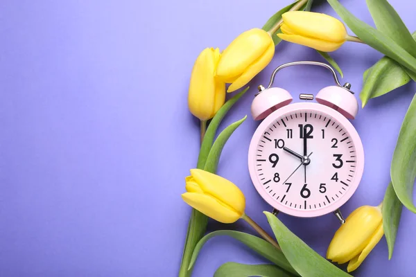 Pink Alarm Clock Beautiful Tulips Violet Background Flat Lay Space — Foto de Stock