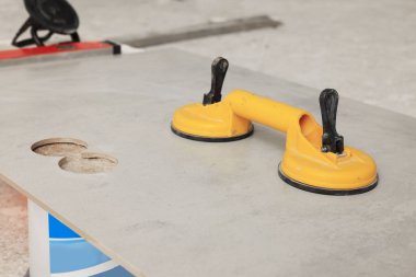 Kapalı kapılar ardında delik olan fayanslarda vakum plakası.