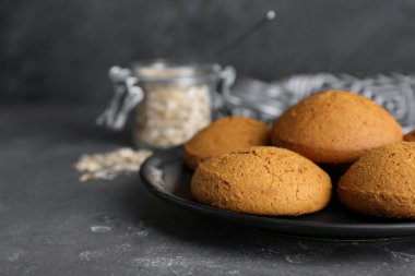 Gri masada lezzetli yulaflı kurabiyeler, yakın plan. Metin için boşluk