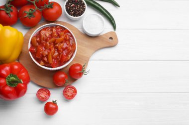 Lezzetli lecho kasede ve taze malzemeler beyaz ahşap masada, düz yerde. Metin için boşluk