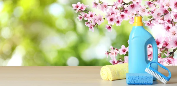 Wiosenne Porządki Detergent Narzędzia Drewnianej Powierzchni Pod Kwitnącym Drzewem Nieostrym — Zdjęcie stockowe