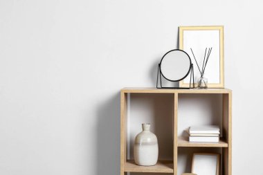 Tarz aynası, sazlık dağıtıcı ve resim çerçevesi ışık duvarının yanında, yazı için yer var. İç tasarım