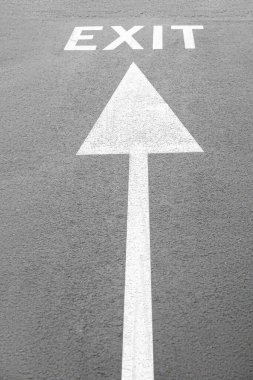 Açık havada beyaz oklar ve çıkış işaretleri.