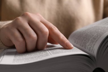 Yeni kutsal İncil okuyan kadın, yakın plan görüş.