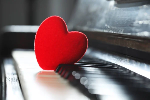 Маленьке Червоне Декоративне Серце Клавішах Піаніно Крупним Планом Простір Тексту — стокове фото