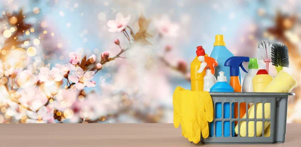 Wiosenne Porządki Kosz Detergentami Narzędziami Drewnianej Powierzchni Przeciwko Kwitnącemu Drzewu — Zdjęcie stockowe