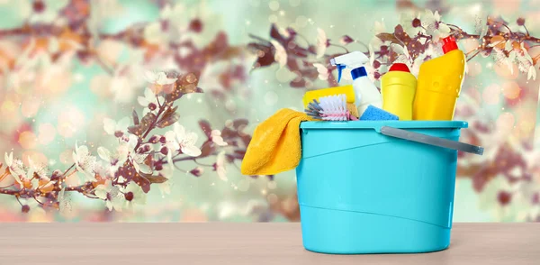 Wiosenne Porządki Wiadro Detergentami Narzędziami Drewnianej Powierzchni Przed Kwitnącym Drzewem — Zdjęcie stockowe