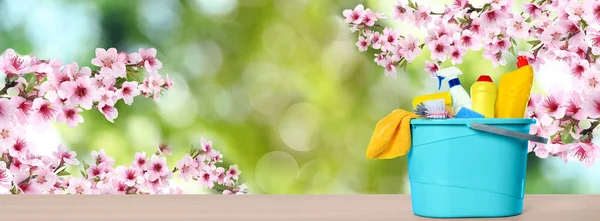 Wiosenne Porządki Wiadro Detergentami Narzędziami Drewnianej Powierzchni Pod Kwitnącym Drzewem — Zdjęcie stockowe
