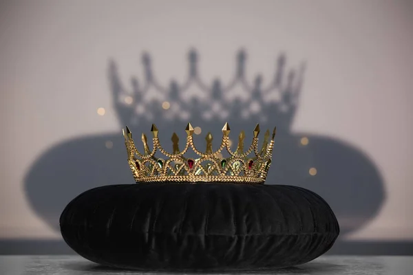 Beautiful Gold Crown Gems Black Pillow — Φωτογραφία Αρχείου