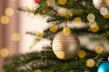 Bulanık arka planda güzel mücevherleri olan Noel ağacı, yakın plan. Metin için boşluk