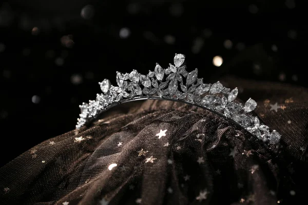 Красива Срібна Тіара Діамантами Темній Тканині — стокове фото
