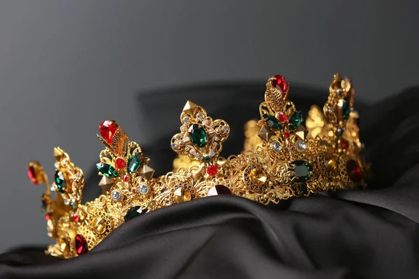 Красива Золота Корона Дорогоцінними Каменями Темній Тканині — стокове фото