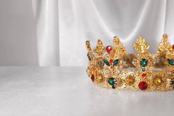 Bela Coroa Dourada Com Pedras Preciosas Mesa Cinza Claro Espaço — Fotografia de Stock