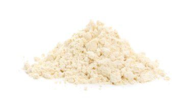 Beyaz üzerine izole edilmiş nohut unu yığını.