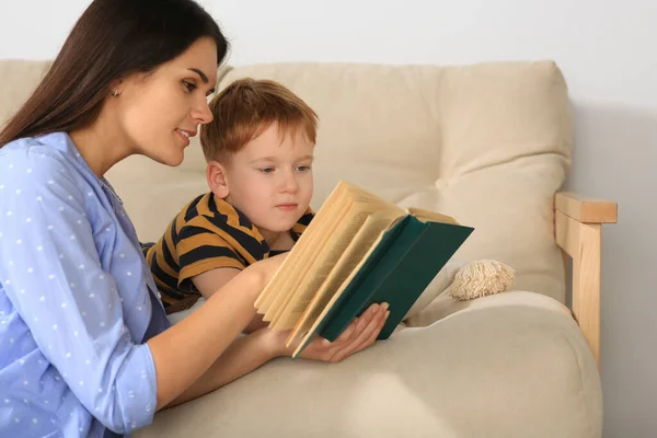 Anya Könyvet Olvas Fiával Otthon Nappaliban — Stock Fotó