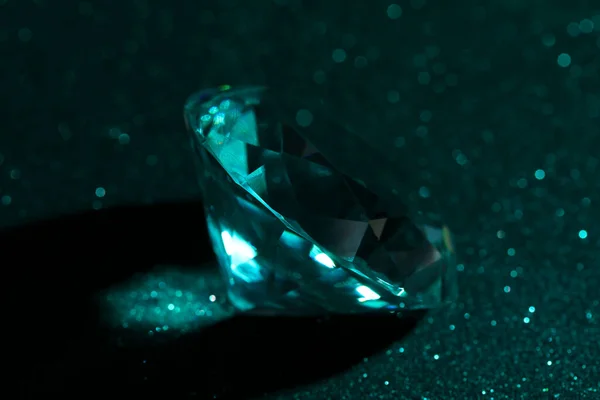 Красивий Сліпучий Діамант Зеленій Поверхні Блиску Крупним Планом — стокове фото