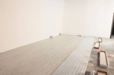 Tamamlanmamış döşemeleri olan hafif ferah oda