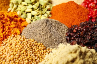 Arkaplan olarak birçok farklı baharat, yakın görünüm