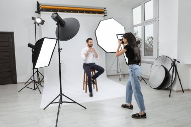 Yakışıklı model stüdyo profesyonel fotoğrafçı için poz